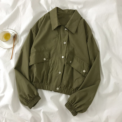 Μοντέρνο γυναικείο χειμερινό μπουφάν με κουμπιά και τσέπες