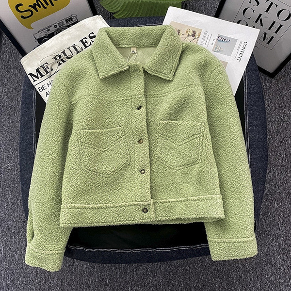 Őszi kabát gombokkal és zsebekkel