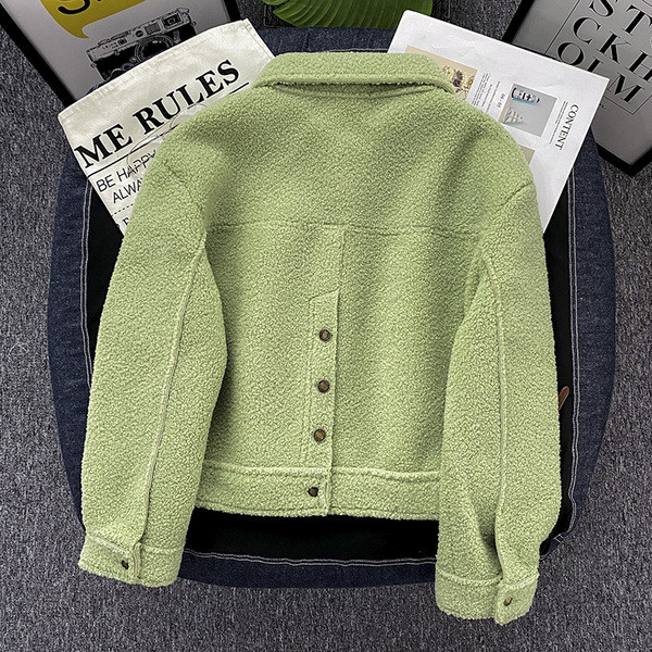 Őszi kabát gombokkal és zsebekkel