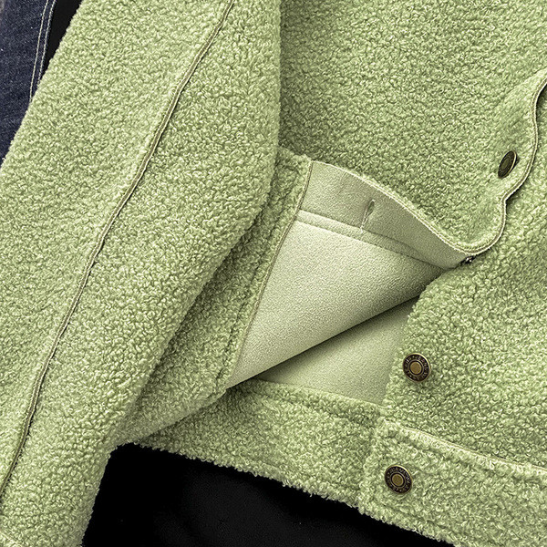 Őszi kabát gombokkal és zsebekkel