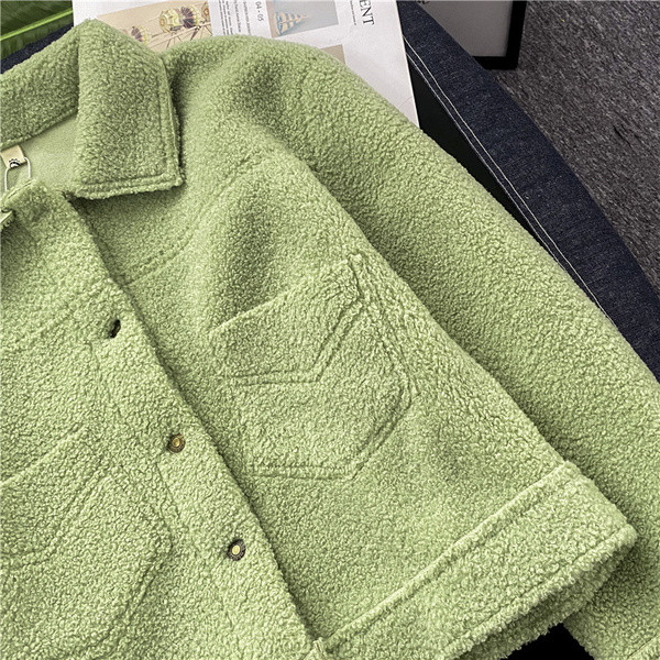 Őszi kabát gombokkal és zsebekkel