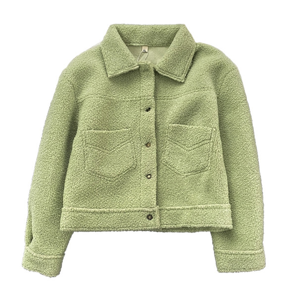 Őszi kabát gombokkal és zsebekkel