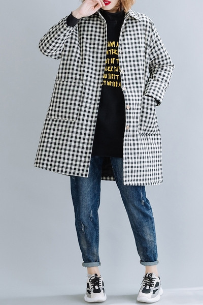 Hosszú női kabát zsebekkel és gombokkal