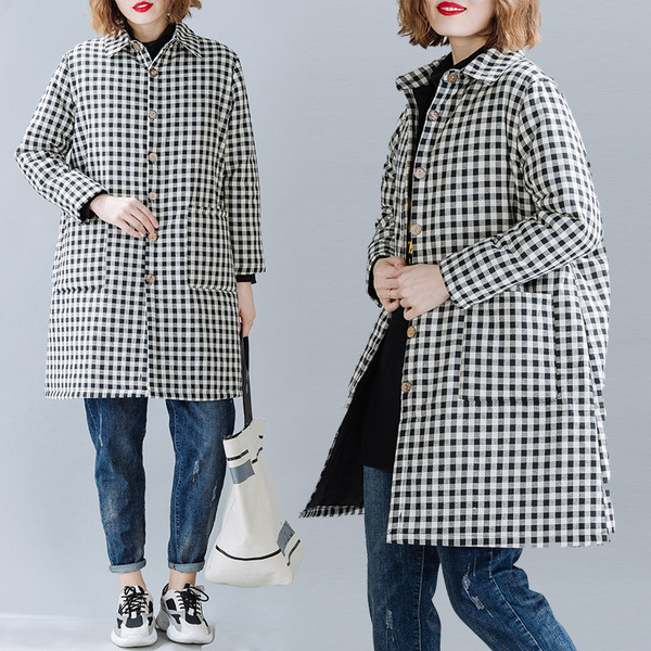 Hosszú női kabát zsebekkel és gombokkal