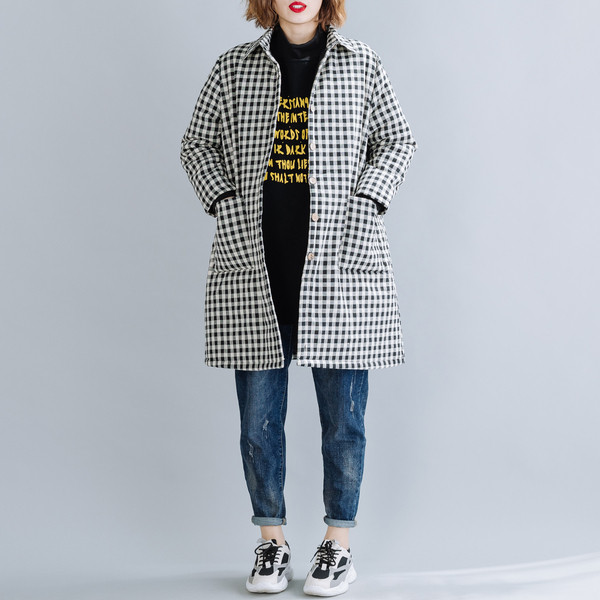 Hosszú női kabát zsebekkel és gombokkal