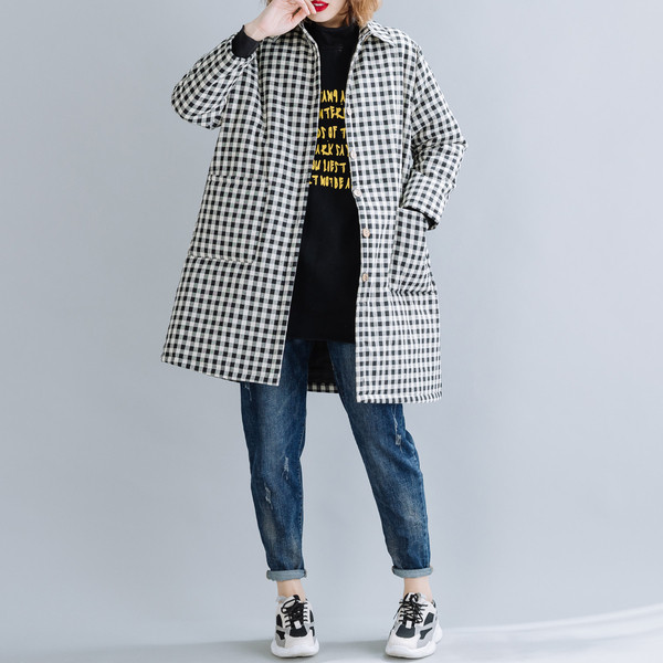 Hosszú női kabát zsebekkel és gombokkal