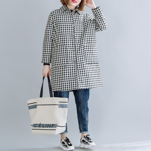 Hosszú női kabát zsebekkel és gombokkal