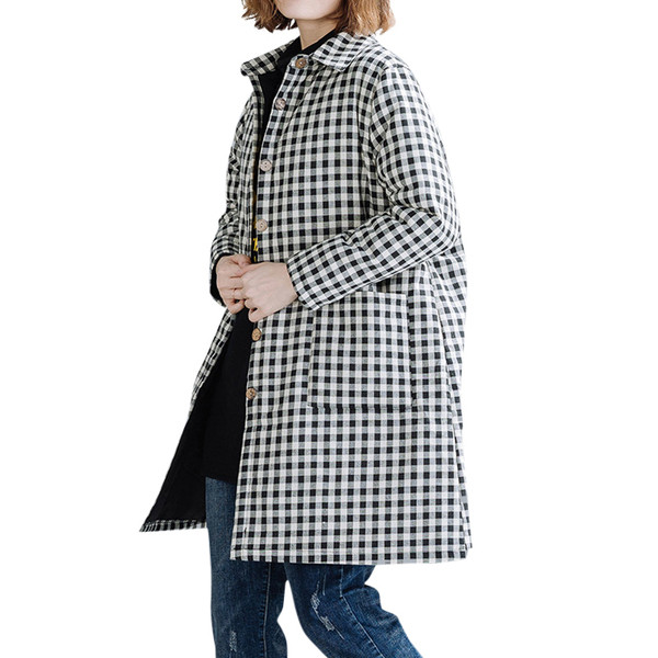 Hosszú női kabát zsebekkel és gombokkal