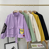 Őszi széldzseki mintával