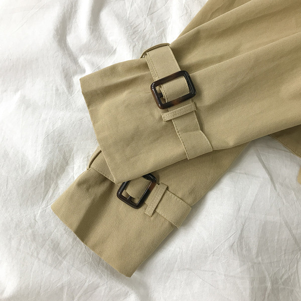 Naiste sügisjope klassikalise kraega - asümmeetriline mudel