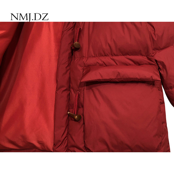 Női téli kabát széles modell kapucnival és gombokkal