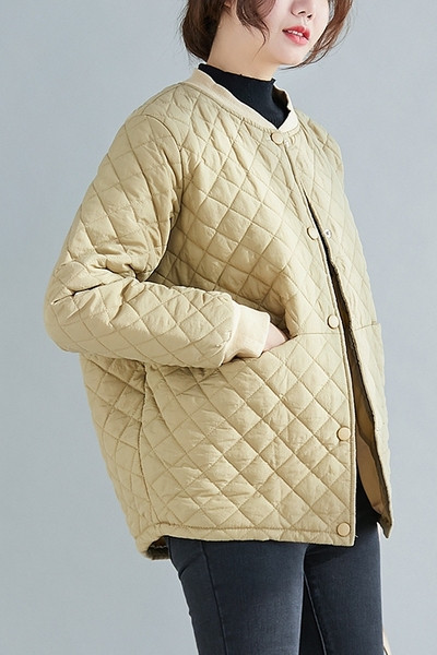 Női téli kabát gombokkal és hosszú ujjú