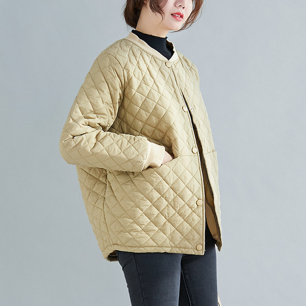 Női téli kabát gombokkal és hosszú ujjú