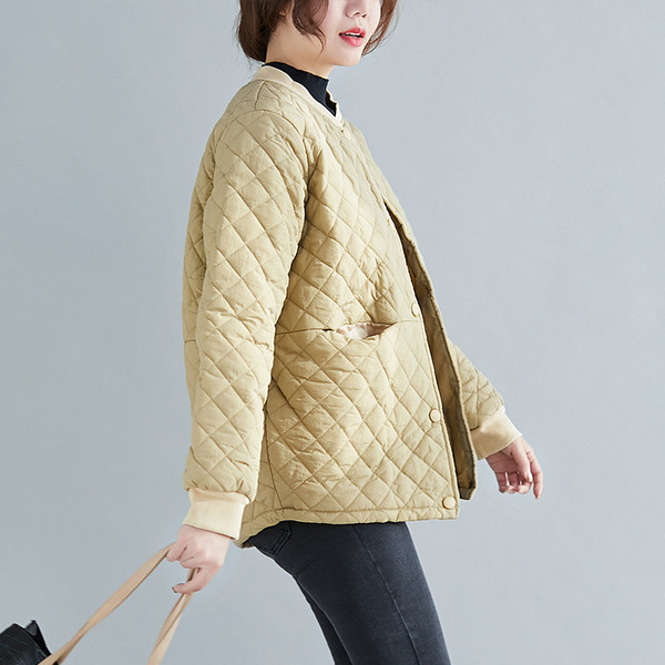 Női téli kabát gombokkal és hosszú ujjú