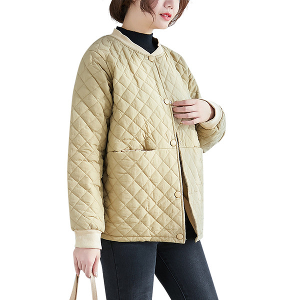 Női téli kabát gombokkal és hosszú ujjú