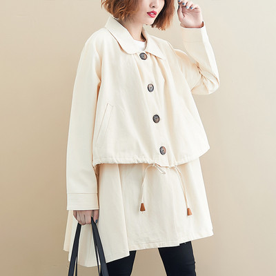 Széles női kabát gombokkal és klasszikus gallérral