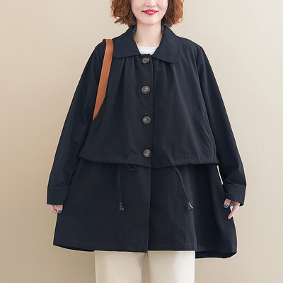 Széles női kabát gombokkal és klasszikus gallérral