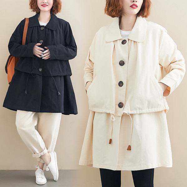 Széles női kabát gombokkal és klasszikus gallérral