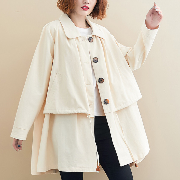 Széles női kabát gombokkal és klasszikus gallérral