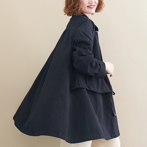 Széles női kabát gombokkal és klasszikus gallérral