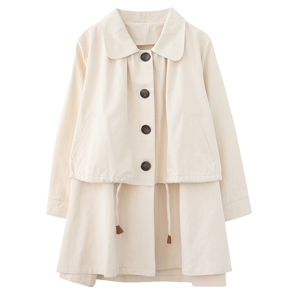 Széles női kabát gombokkal és klasszikus gallérral