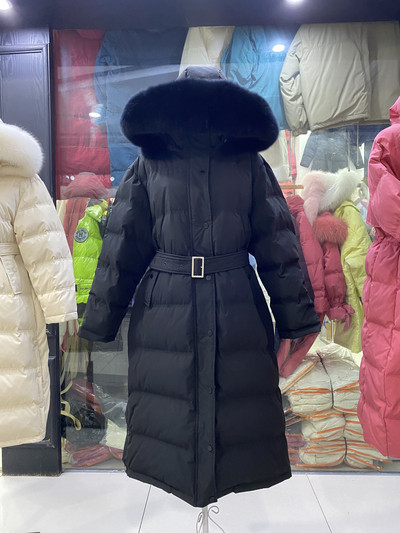 Γυναικείο μπουφάν με μεσαίο μήκος, ζώνη και γούνα στο γιακά