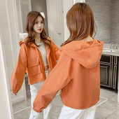 Naiste vabaaja jakk kapuutsi ja taskutega - lühike mudel