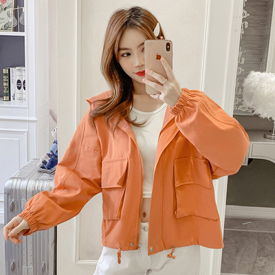 Naiste vabaaja jakk kapuutsi ja taskutega - lühike mudel