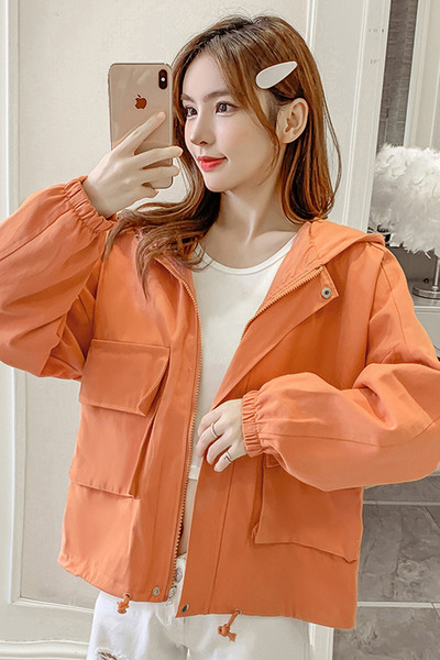 Naiste vabaaja jakk kapuutsi ja taskutega - lühike mudel