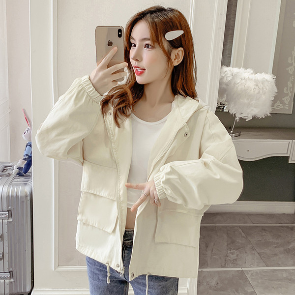 Naiste vabaaja jakk kapuutsi ja taskutega - lühike mudel