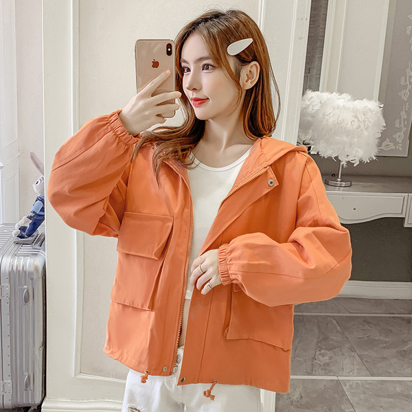 Naiste vabaaja jakk kapuutsi ja taskutega - lühike mudel