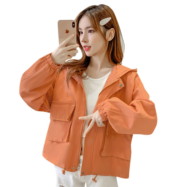 Naiste vabaaja jakk kapuutsi ja taskutega - lühike mudel