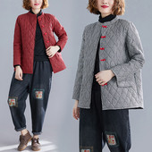 Naiste ruuduline jakk nööpide ja madala kraega