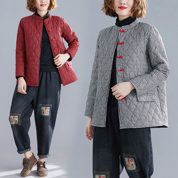 Naiste ruuduline jakk nööpide ja madala kraega