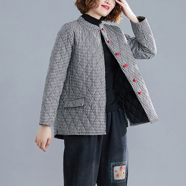 Naiste ruuduline jakk nööpide ja madala kraega