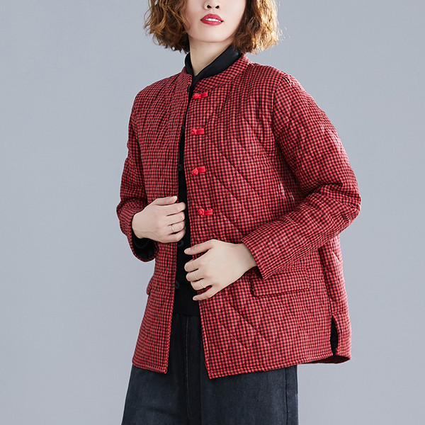 Naiste ruuduline jakk nööpide ja madala kraega