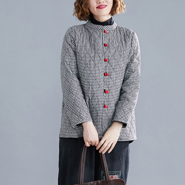 Naiste ruuduline jakk nööpide ja madala kraega