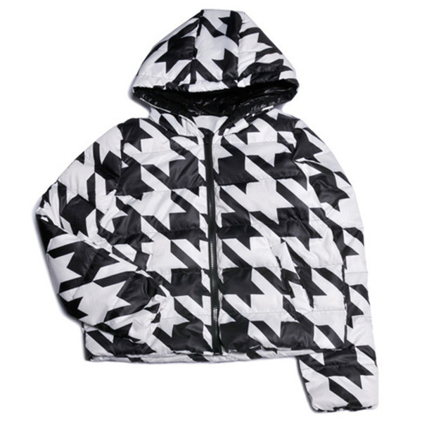 Fekete-fehér rövid téli női kabát kapucnival