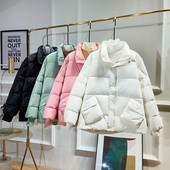 Széles modell női kabát magas gallérral és zsebekkel