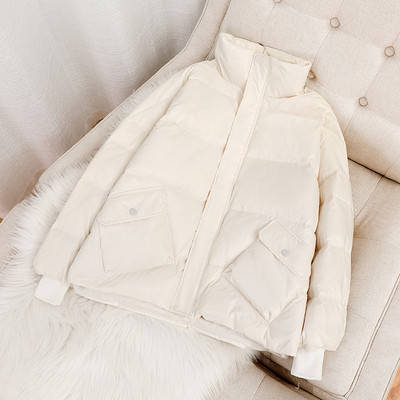 Széles modell női kabát magas gallérral és zsebekkel