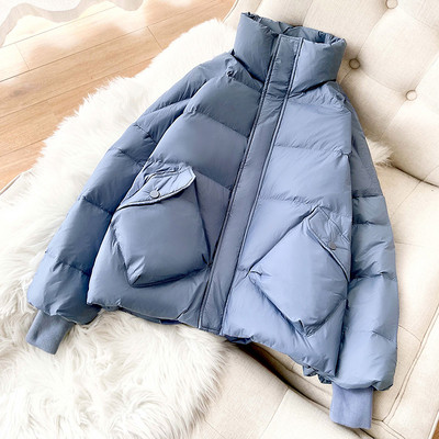 Széles modell női kabát magas gallérral és zsebekkel