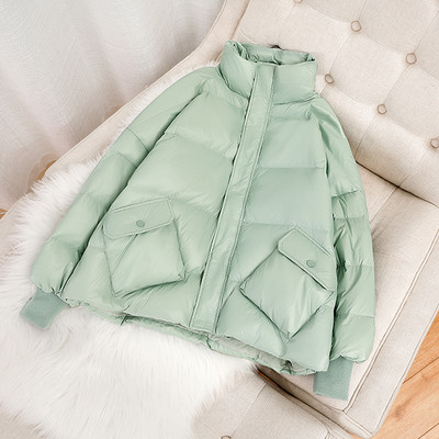 Széles modell női kabát magas gallérral és zsebekkel