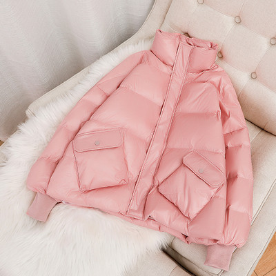 Széles modell női kabát magas gallérral és zsebekkel