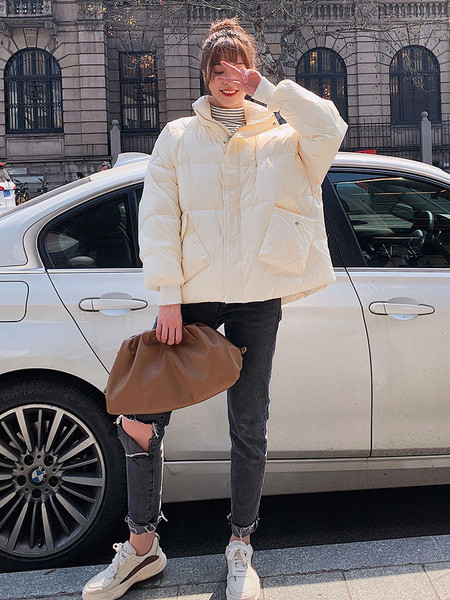 Széles modell női kabát magas gallérral és zsebekkel