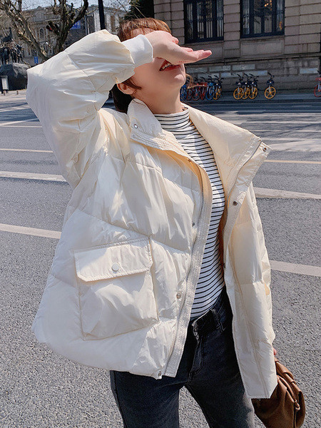 Széles modell női kabát magas gallérral és zsebekkel