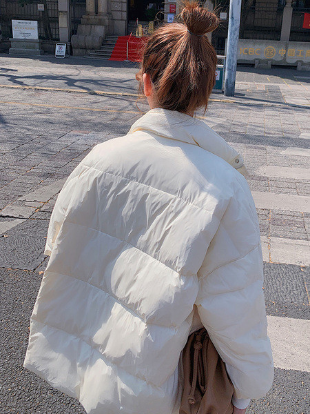 Széles modell női kabát magas gallérral és zsebekkel