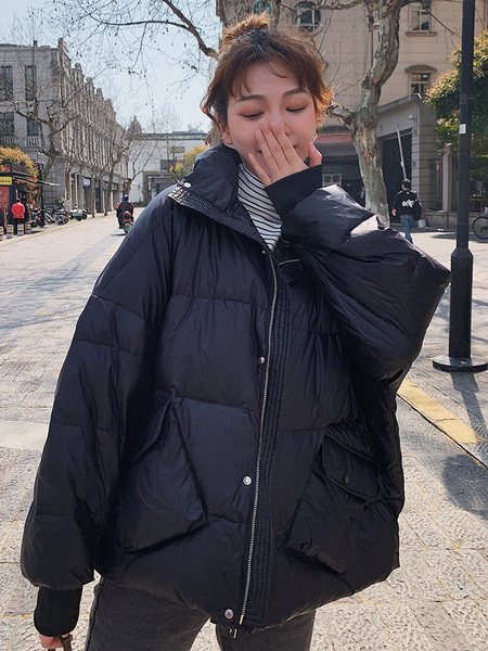 Széles modell női kabát magas gallérral és zsebekkel