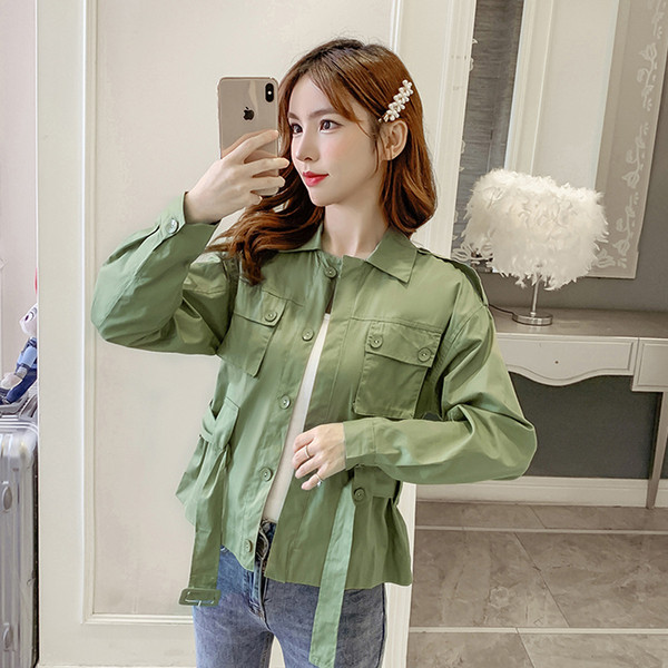 Μοντέρνο γυναικείο μπουφάν με τσέπες και κουκούλα 