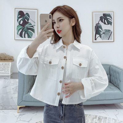 Napi rövid női kabát klasszikus gallérral és hosszú ujjal