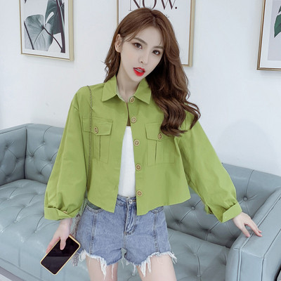 Napi rövid női kabát klasszikus gallérral és hosszú ujjal